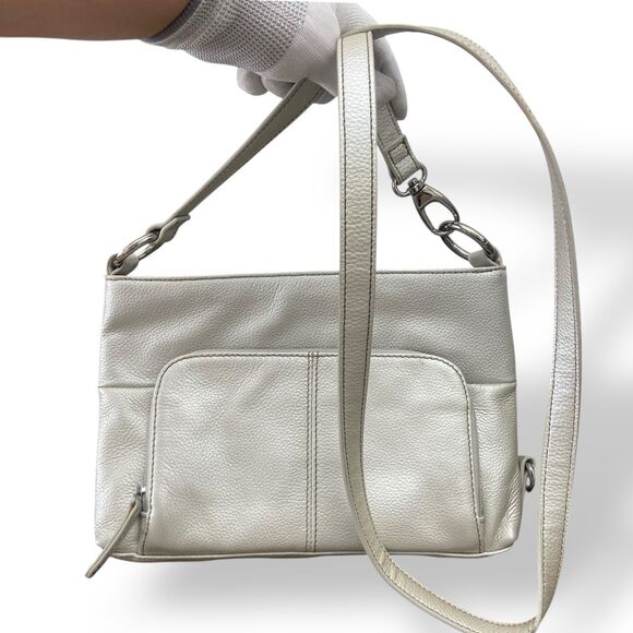 Tignanello Pebbled Metallic Silver Leather Crossbody Shoulder Bag Purse Pockets - Picture 13 of 16